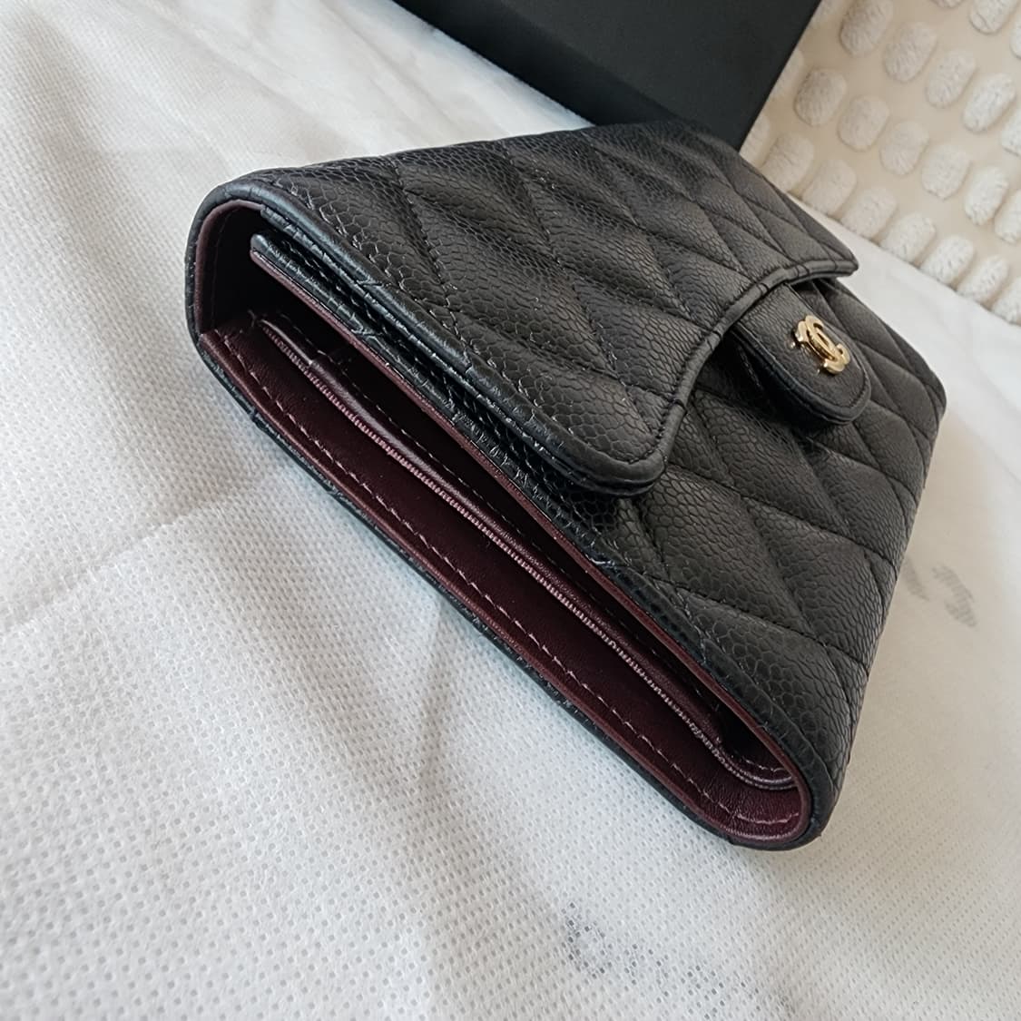 상태최상 샤넬 클래식 캐비어 플랩 장지갑 블랙 금장 상품이미지9