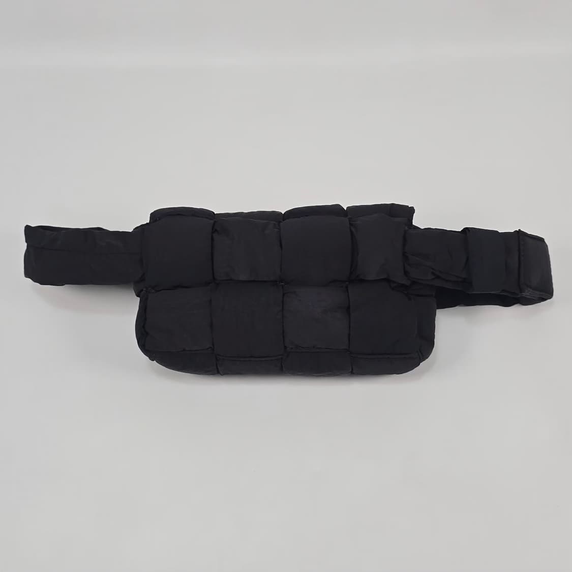 보테가베네타 패디드 테크 미니 카세트 벨트백 상품이미지3