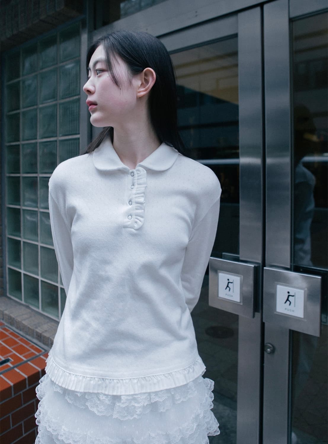 오헤시오 라운드 카라 프릴 롱 티셔츠 화이트  상품이미지2