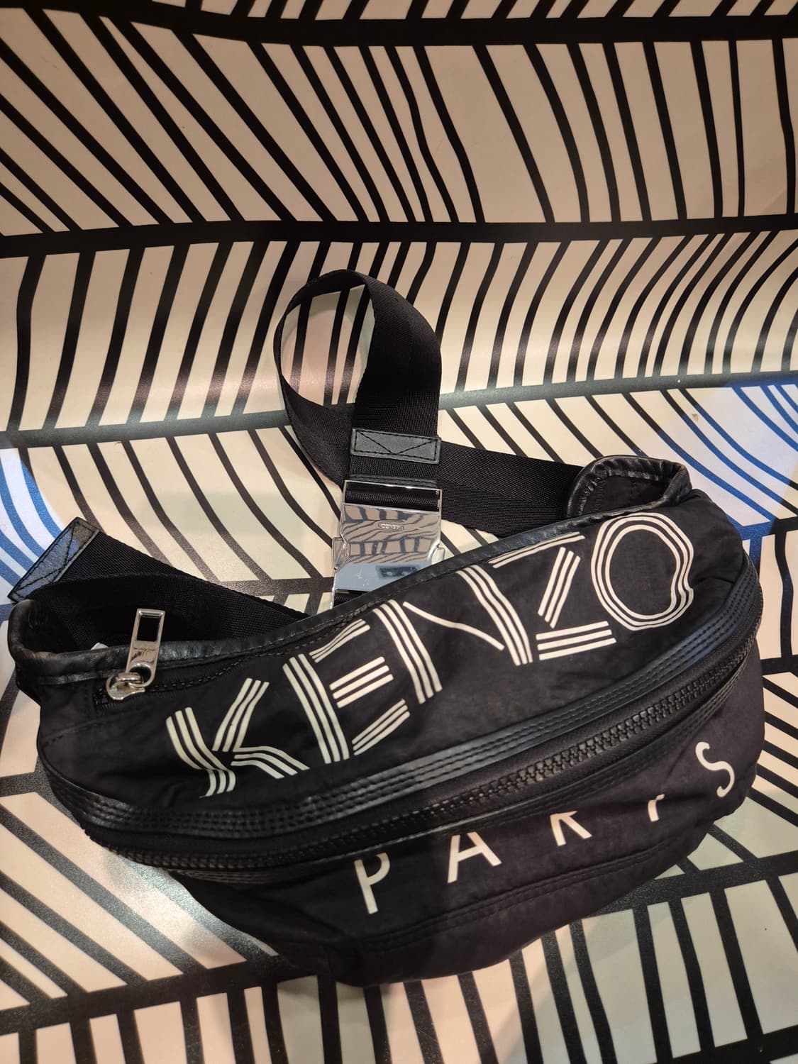 겐조(KENZO)의 로고 프린팅 나일론 벨트백/힙색입니다. 여행할때 착용 상품이미지1