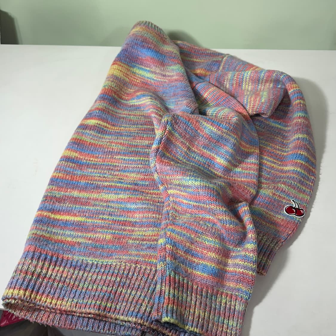 우먼OS 키르시 루즈오버핏 체리로고 나염니트 상품이미지5