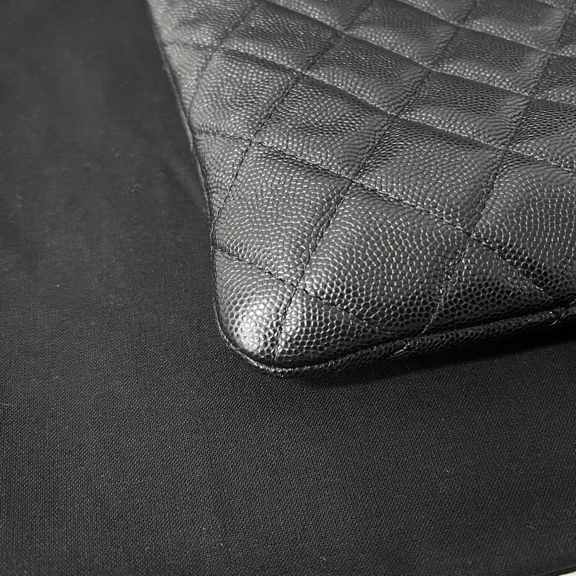 [S급/정품] 샤넬 클래식 그레인드 실버 메탈 미듐 클러치 백 상품이미지9