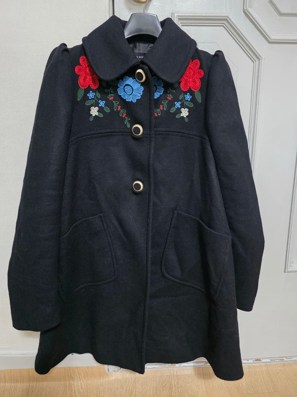 자라 블랙 숄더 포인트 자수 카라 코트 상품이미지1