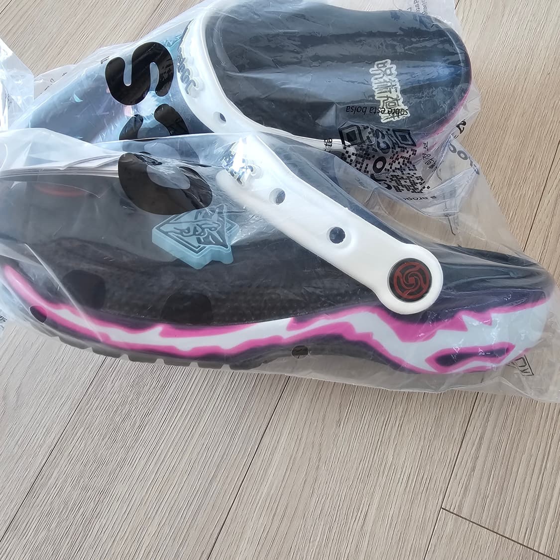 240 새제품) 크록스 주술회전 클래식 클로그 블랙 208874-001 상품이미지5