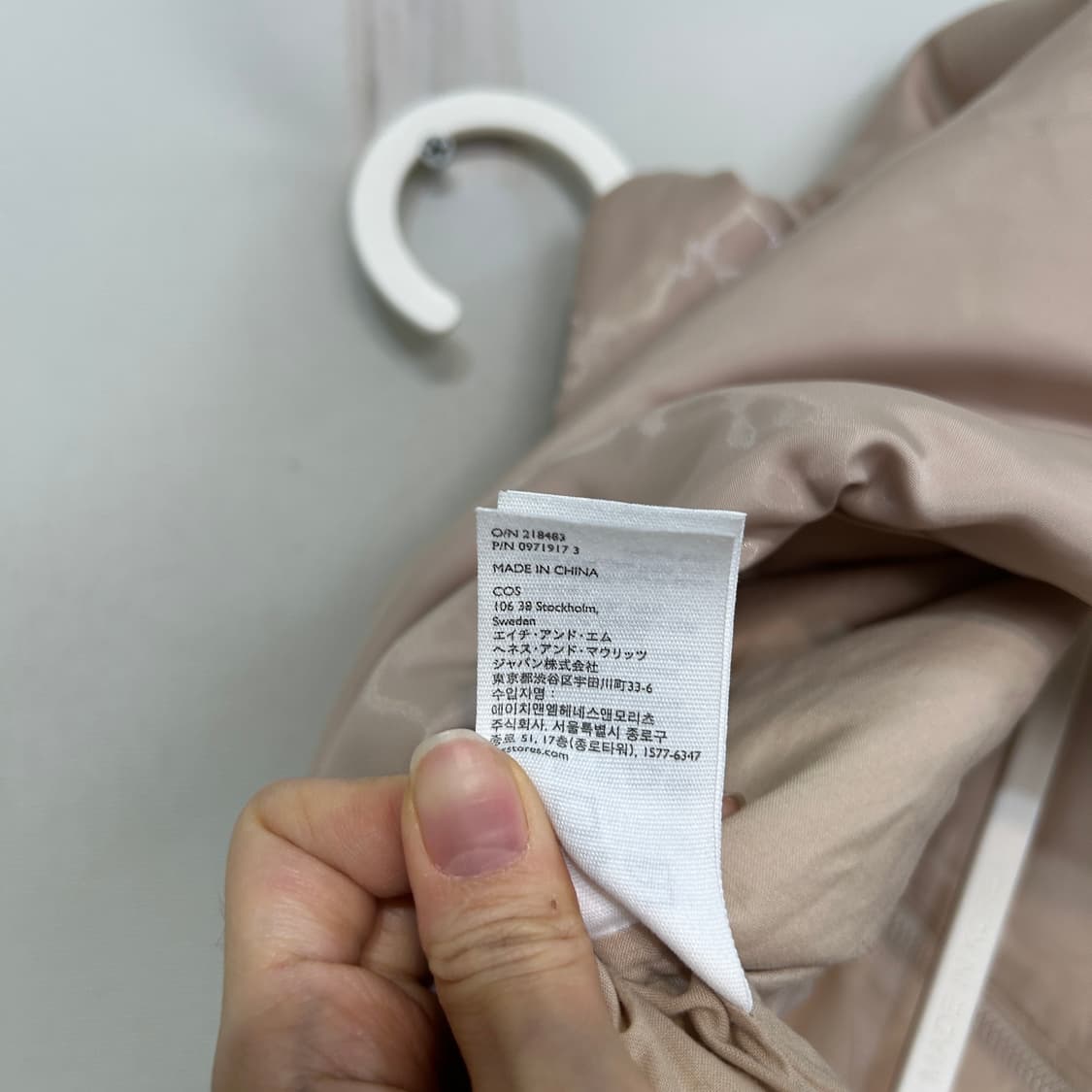 COS 코스 글로시 경량 크롭 조끼패딩 ONE사이즈 상품이미지4