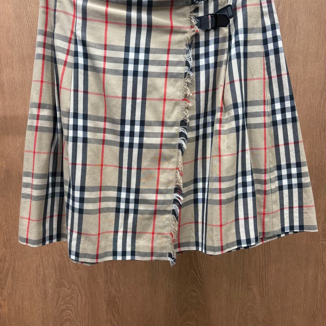 버버리 미니 스커트 노바 체크 패턴 가죽 버클 디테일 A라인 베이지 상품이미지5