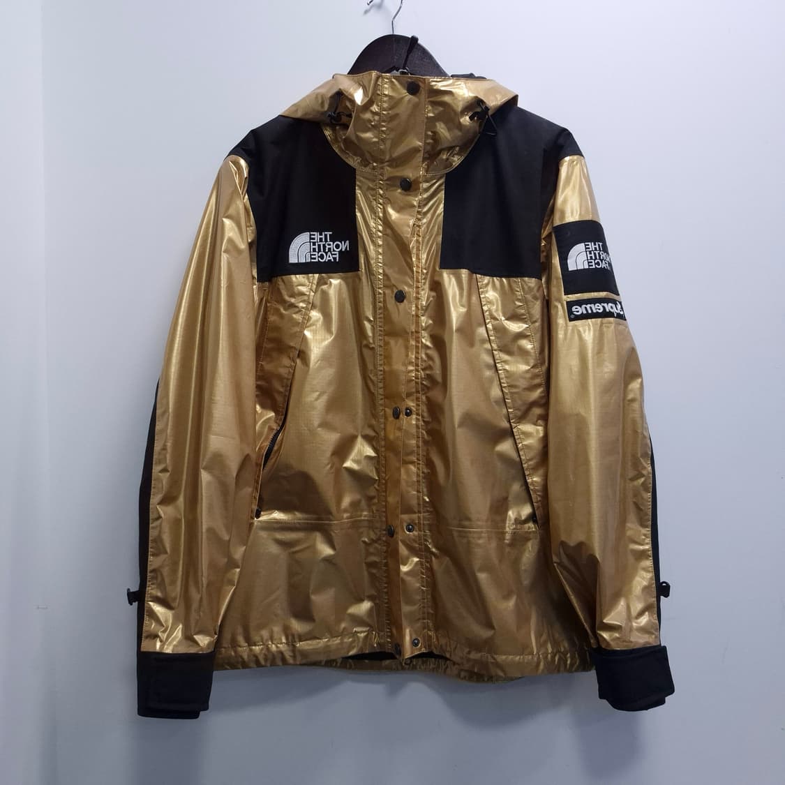 슈프림 x 노스페이스 메탈릭 마운틴 파카 골드 18SS / 할인 상품이미지1