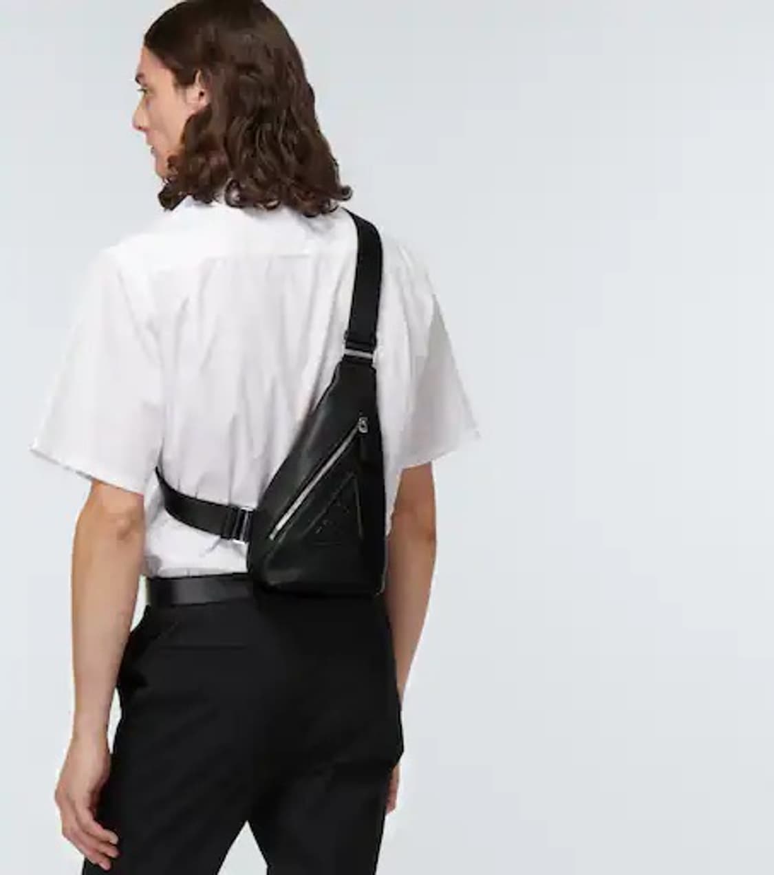 23S/S 프라다 엠보싱 트라이앵글 로고 레더 슬링백 상품이미지2