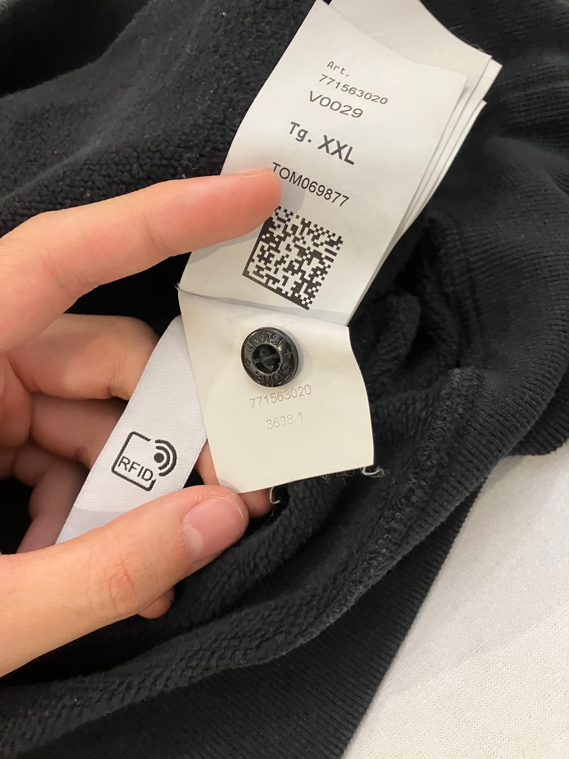 22FW 스톤아일랜드 와펜 크루넥 맨투맨 블랙 상품이미지5