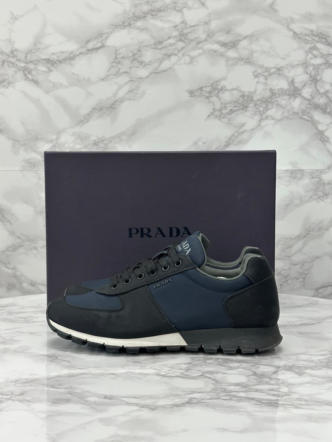 (7.5) 프라다 레터링 스니커즈 블랙/네이비 상품이미지4