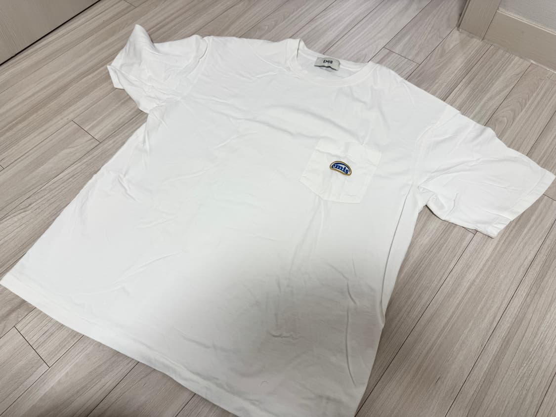 [EMIS] 로고 패치 포켓 반팔 티셔츠 상품이미지1