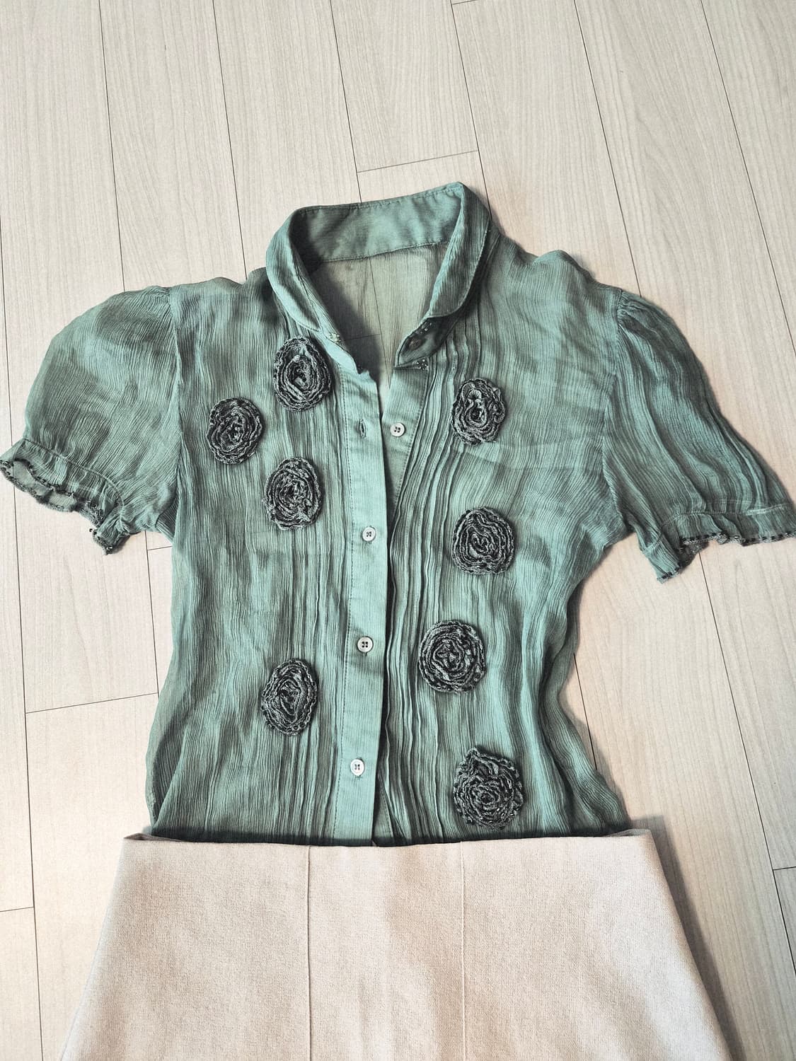 입체 플라워 디테일 퍼프 블라우스 상품이미지2