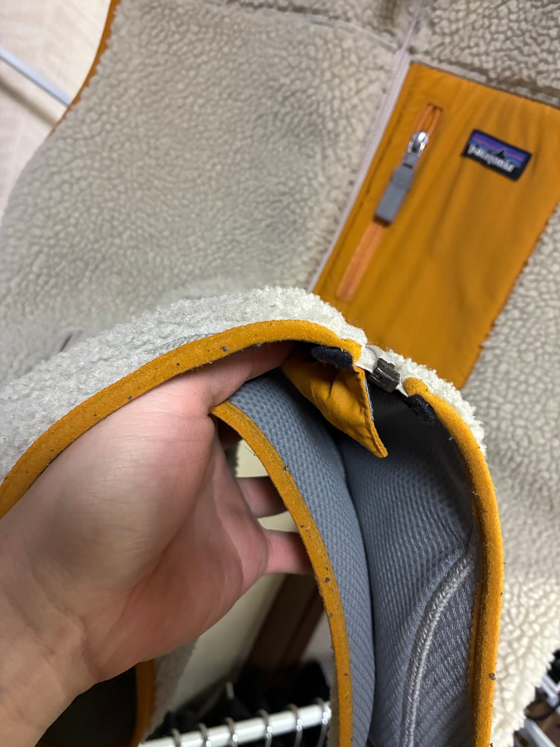 파타고니아 레트로x 펠리컨 골드 베스트 상품이미지5