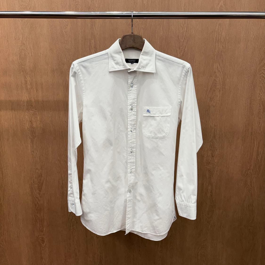 버버리 블랙 라벨 코튼 긴팔 셔츠 포켓 블루 로고 자수 디테일 화이트 상품이미지2