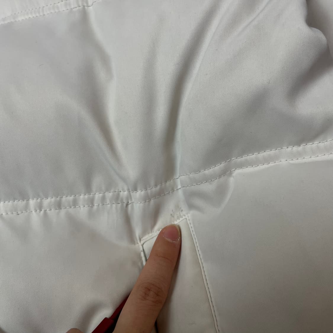 아식스 화이트 레드패치 덕다운 패딩 95 상품이미지5