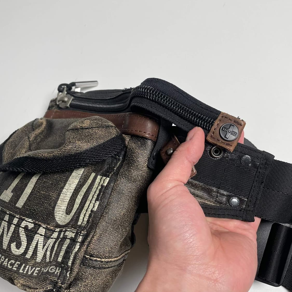 Tough jeansmith 캔버스 페인트 크로스백 상품이미지5