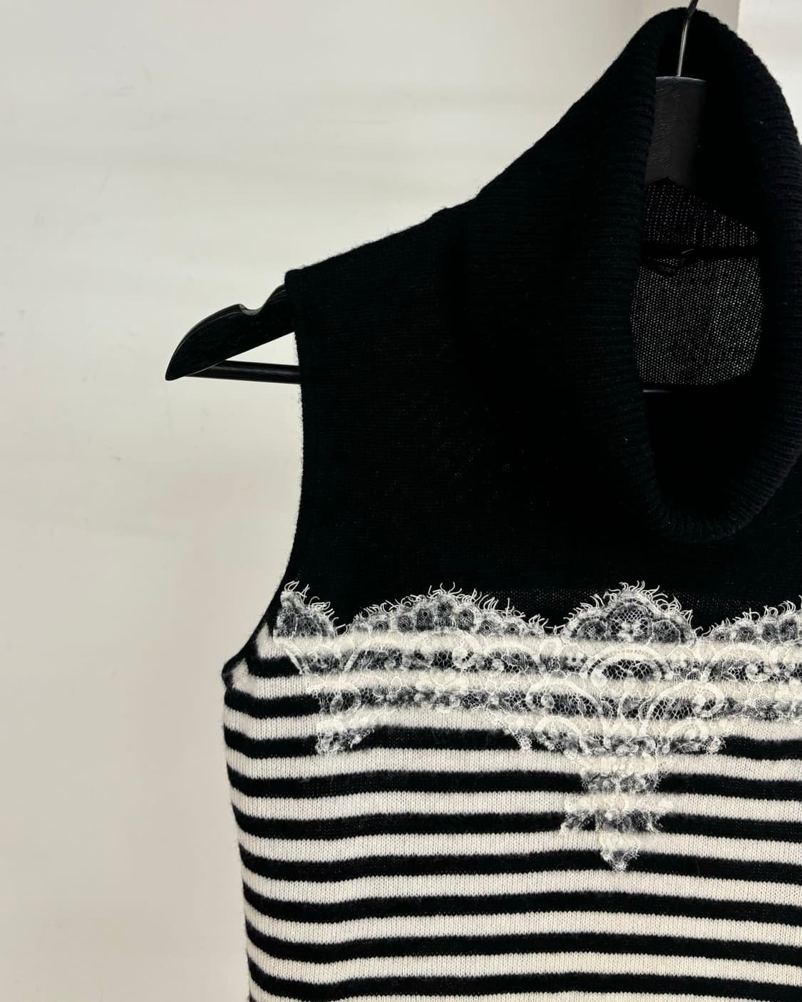 에르마노 설비노 블랙 스트라이프 케시미어 슬리브리스 상품이미지3