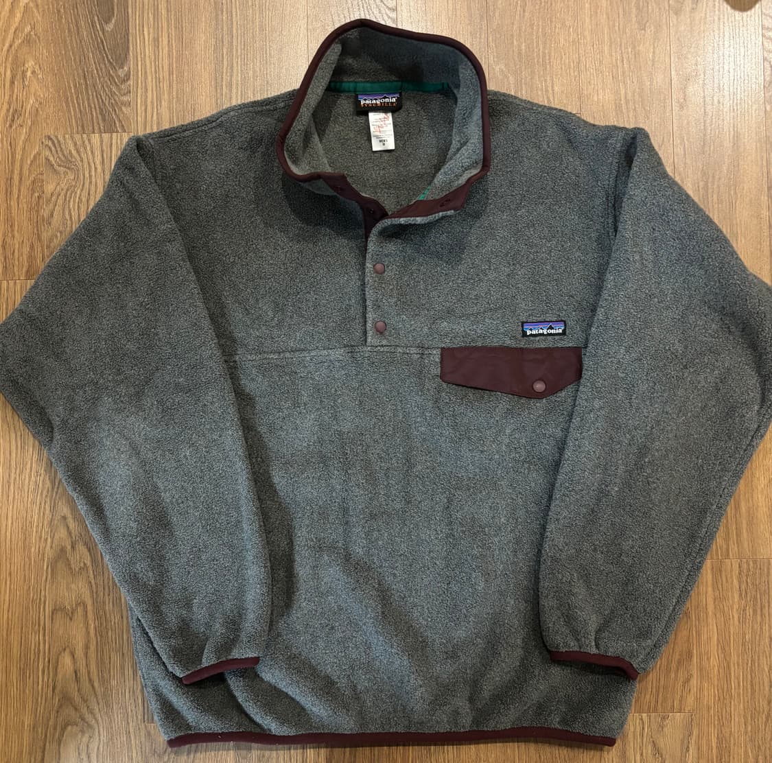 파타고니아 헤비웨이트 신칠라 그레이 버건디 M사이즈 판매합니다. 상품이미지3