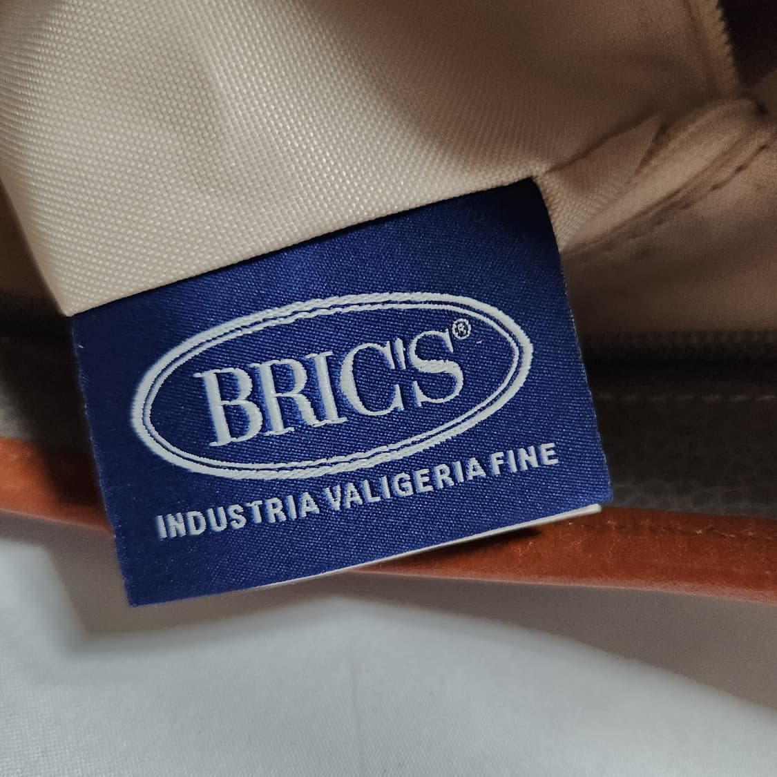 H813 브릭스 Brics 가죽 크로스백
 상품이미지6