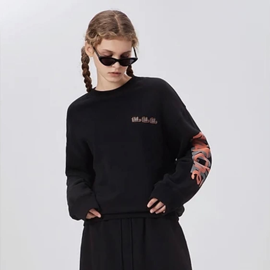 럭키마르쉐 엠블럼 스웨트셔츠 상품이미지1