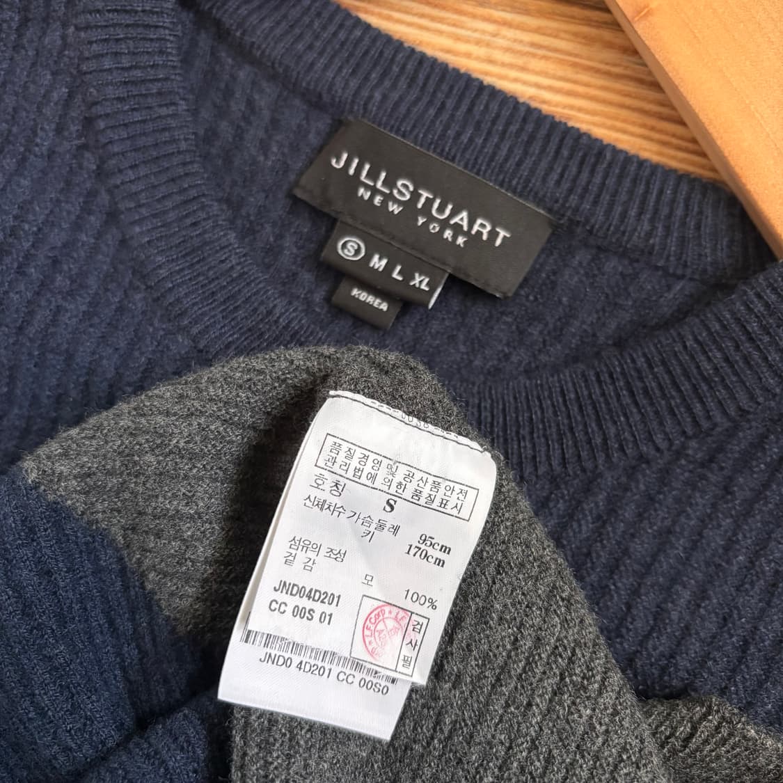 질스튜어트 S 슬림 실루엣 투톤 그레이 니트 입체적인 디테일 상품이미지9