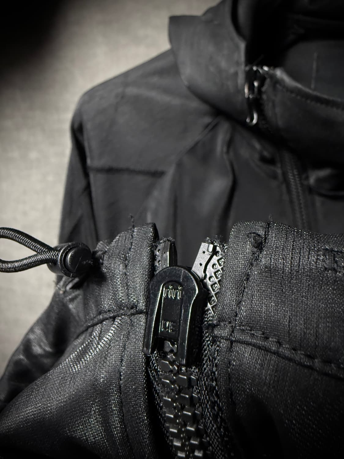 립반윙클 비대칭 하이넥 코팅 후드집업 상품이미지9