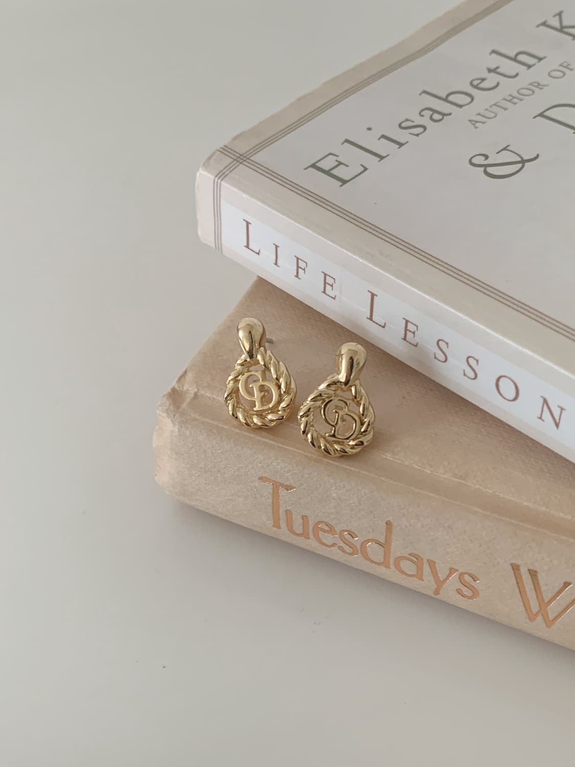 [ 디올 ]  디올 골드 로고 귀걸이 상품이미지5