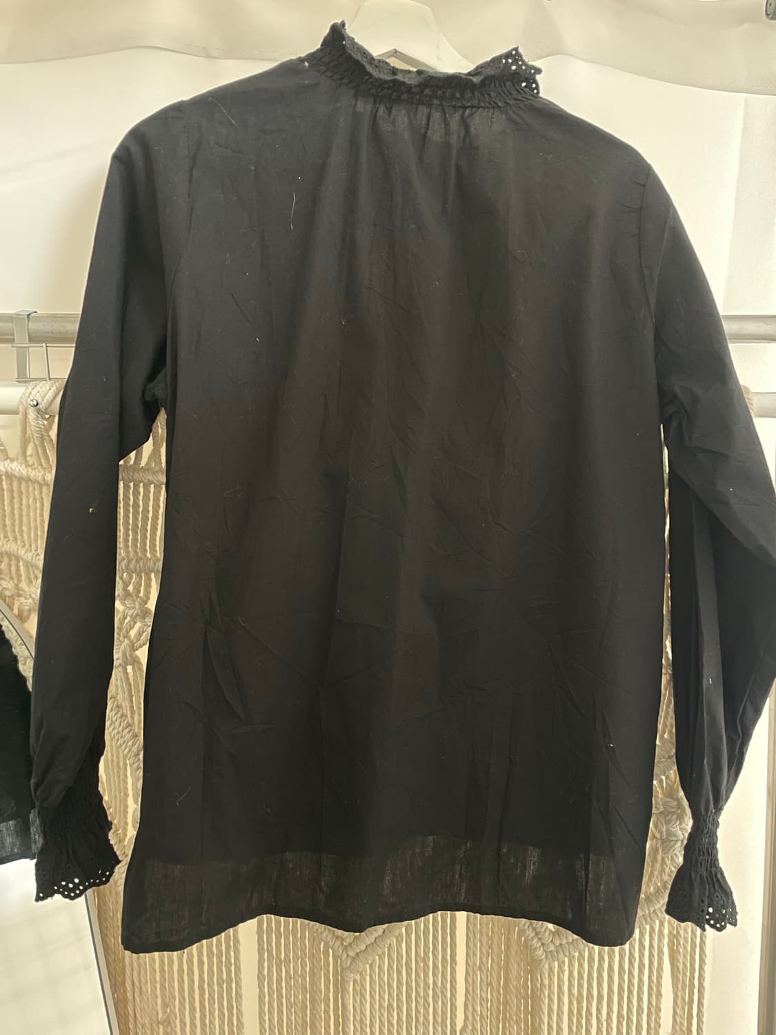 블랙 하이넥 셔링 뱅딩 블라우스 상품이미지4