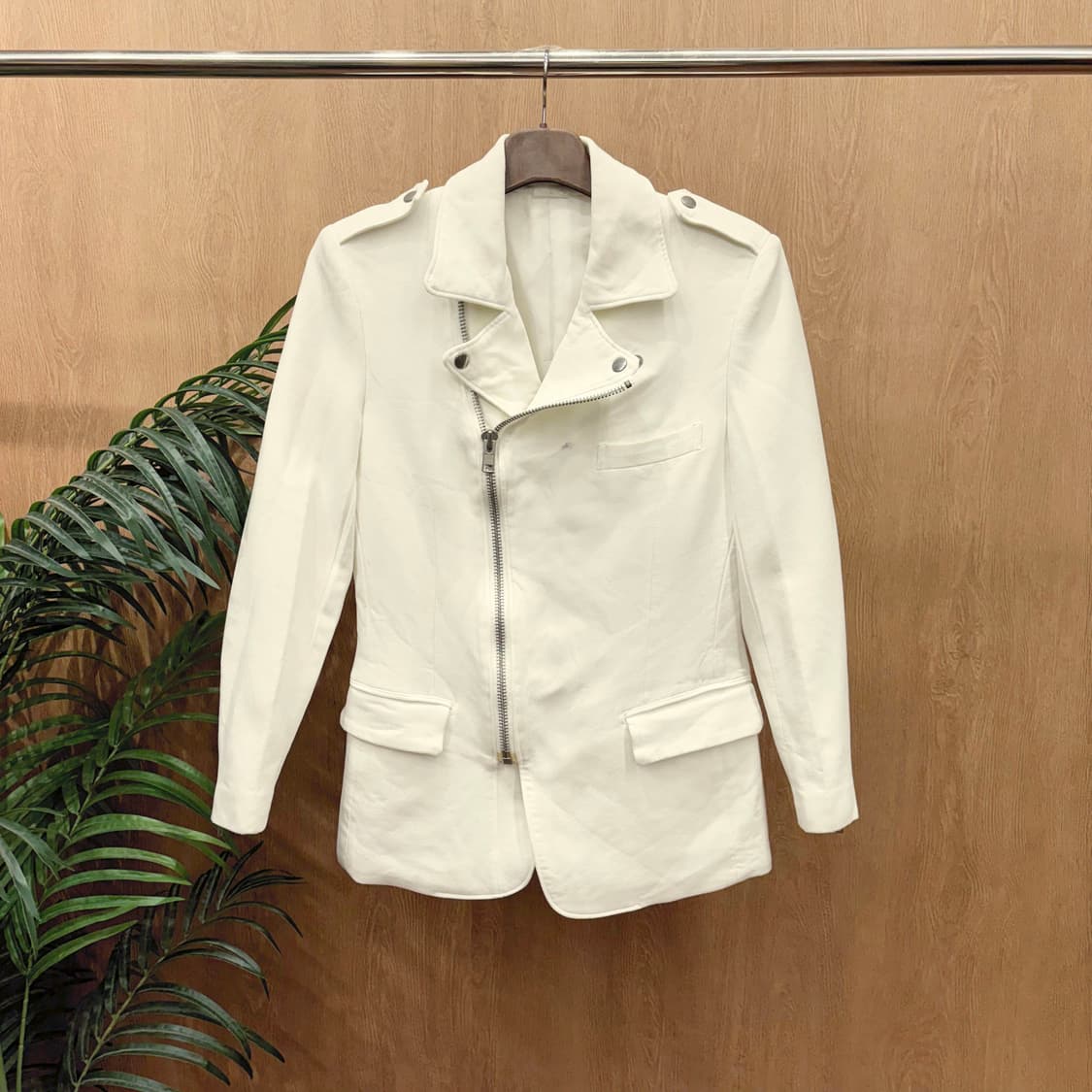 꼼데가르송 옴므 플러스 라이더 자켓 사선 지퍼 숄더 에폴렛 디테일 화이트 상품이미지1