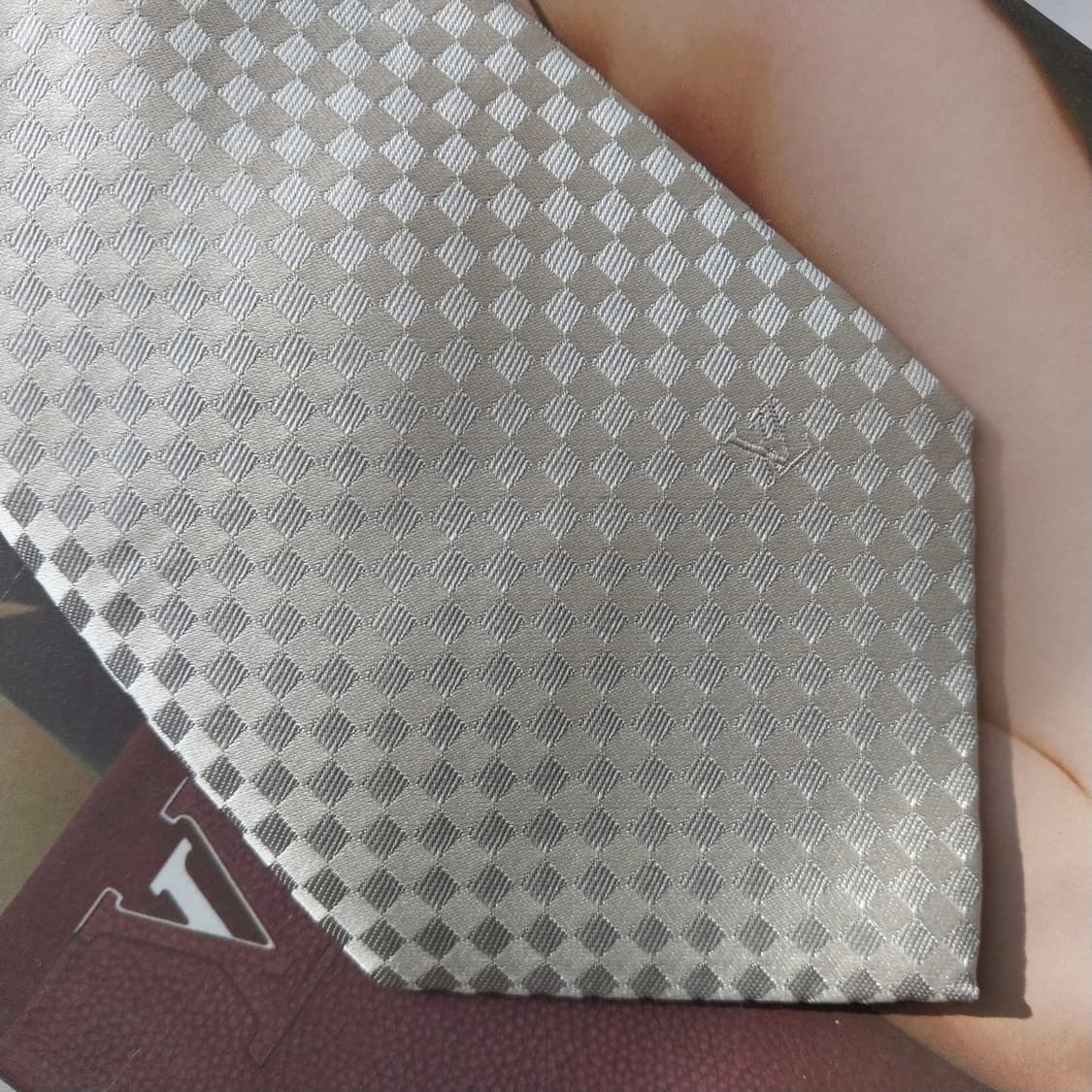 루이비통 실크 그레이 다미에 패턴 넥타이 9cm A+등급 K1769
 상품이미지8