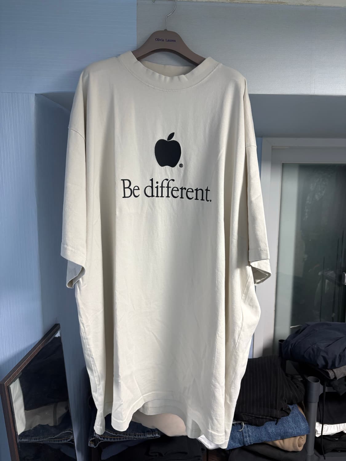 발렌시아가 애플 티셔츠 화이트 5사이즈 새상품 BE DIFFERENT 상품이미지1