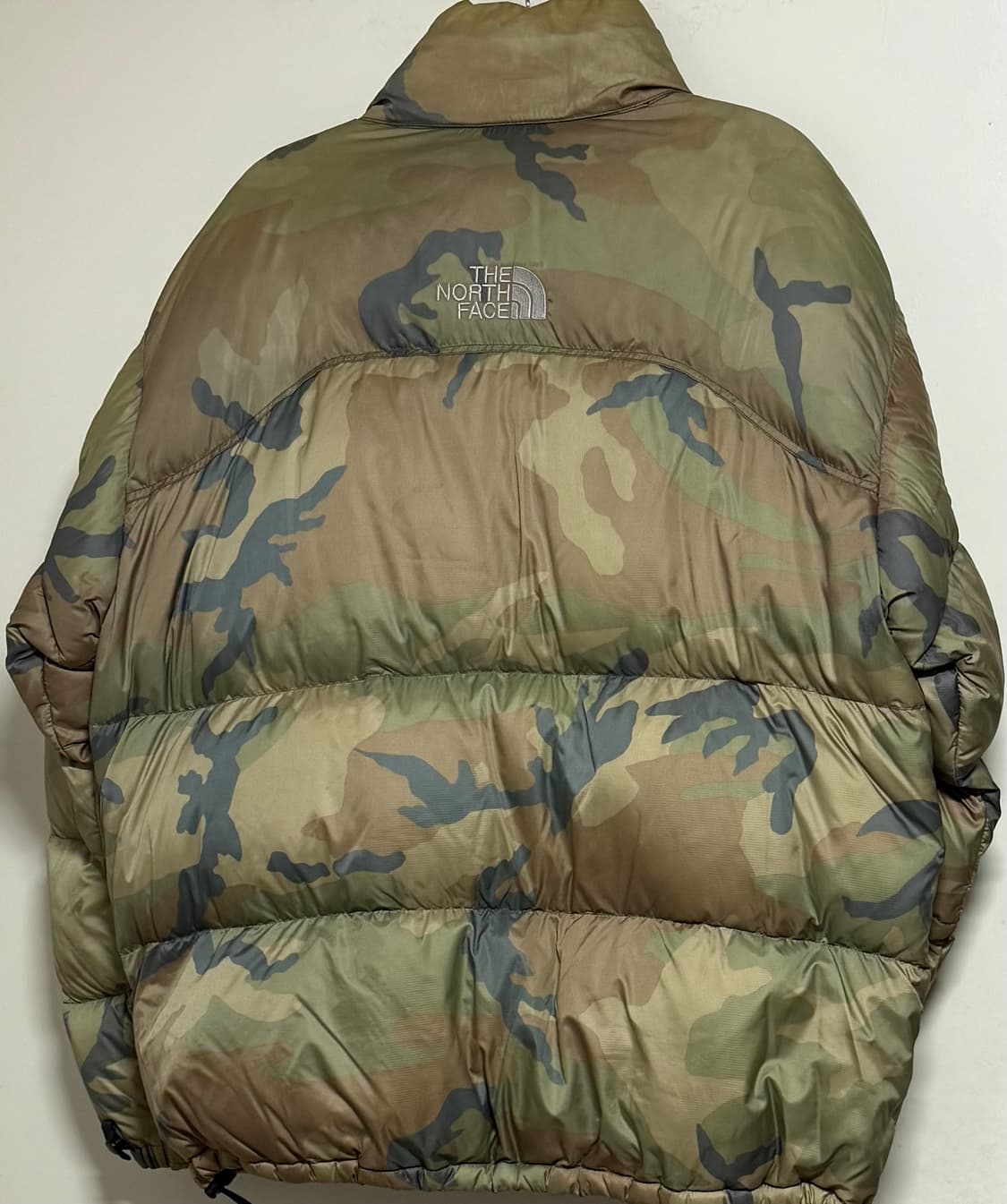 노스페이스 카모 센터로고 눕시 700 패딩 상품이미지2