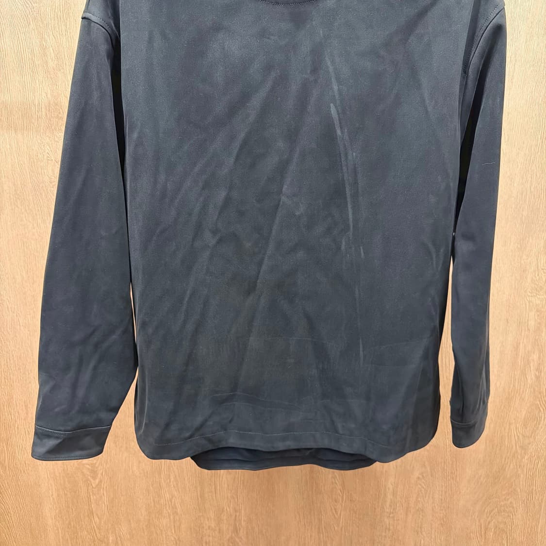 질스튜어트 스웨이드 롱슬리브 티셔츠 버튼 커프스 숄더 지퍼 디테일 블랙 상품이미지5