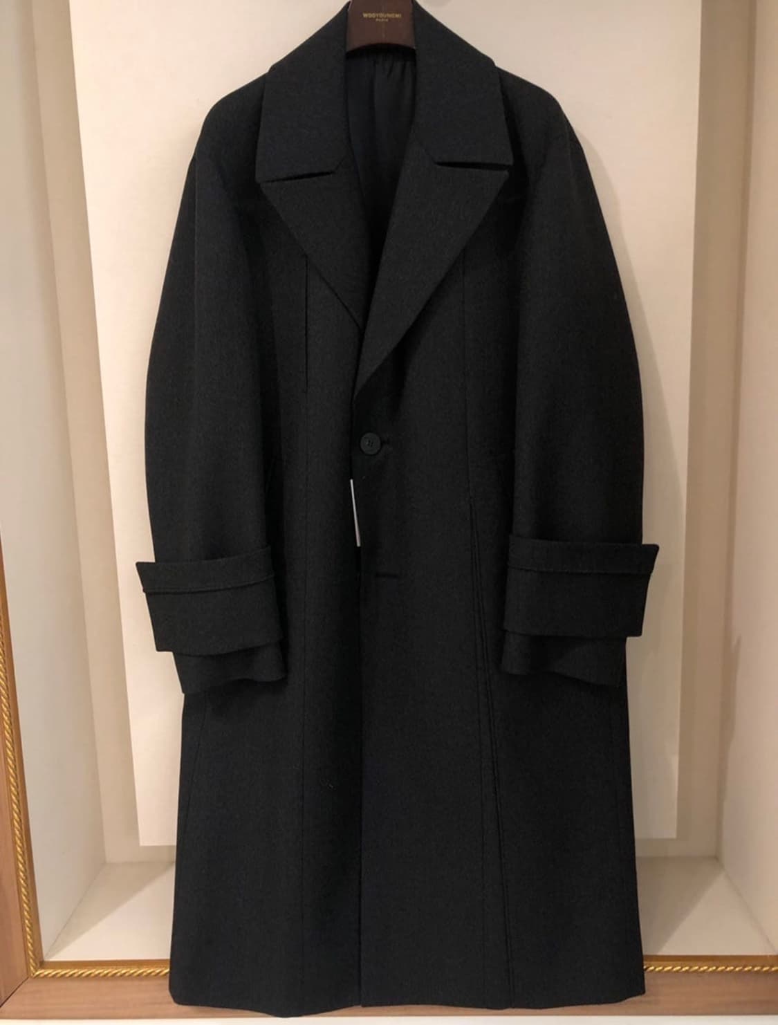 (48) 22ss 우영미 울 커프스 디테일 턴업 코트 블랙 상품이미지4