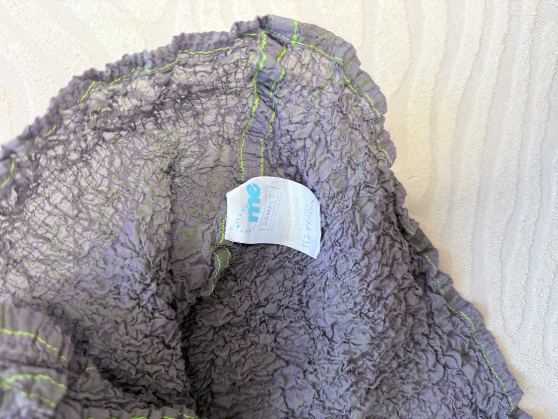 이세이 미야케 그레이+네온그린 스티치 민소매 탑 상품이미지3