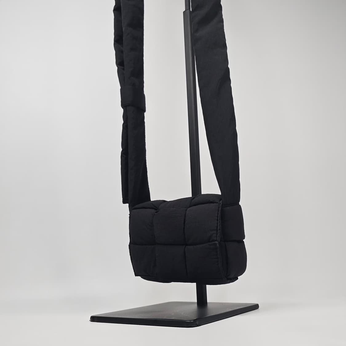 보테가베네타 패딩 카세트 미니 크로스백 상품이미지1