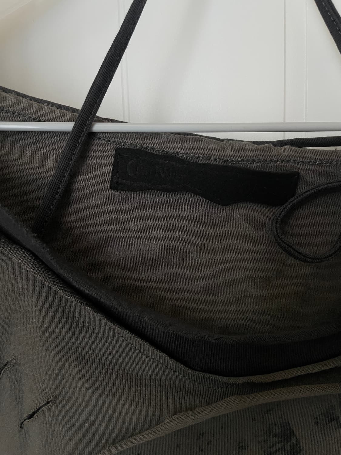 Cest Nous 그래피티 오프숄더 반팔 티셔츠 카키 상품이미지4