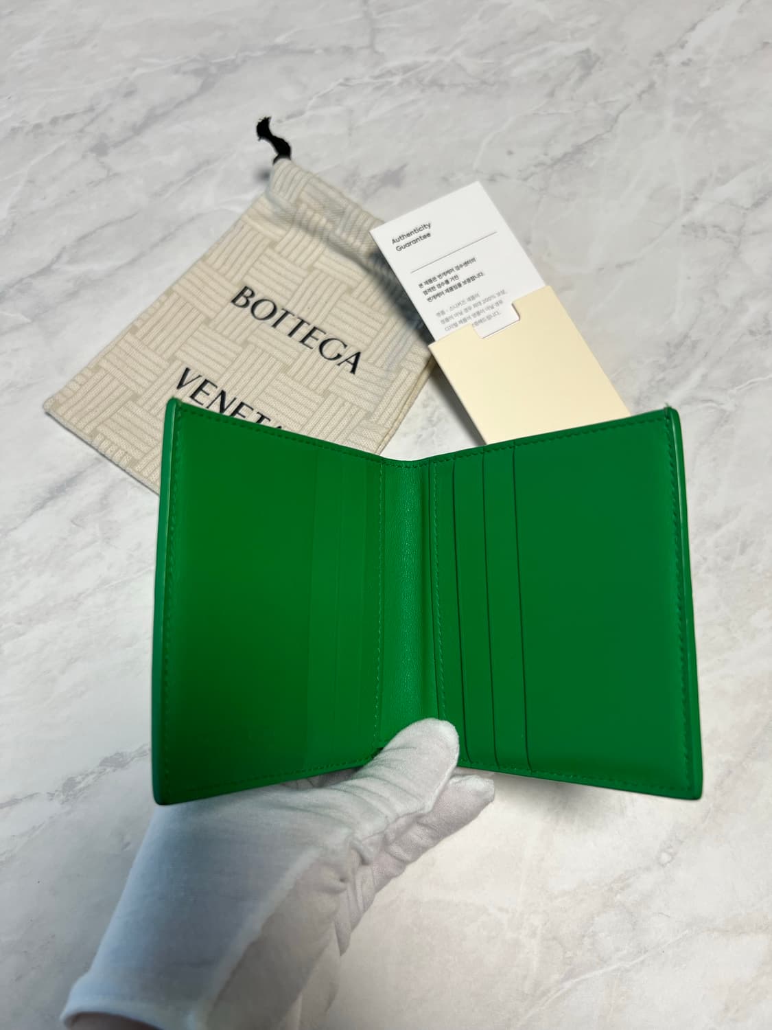 보테가베네타 슬림 폴더형 지갑 패러킷 상품이미지3