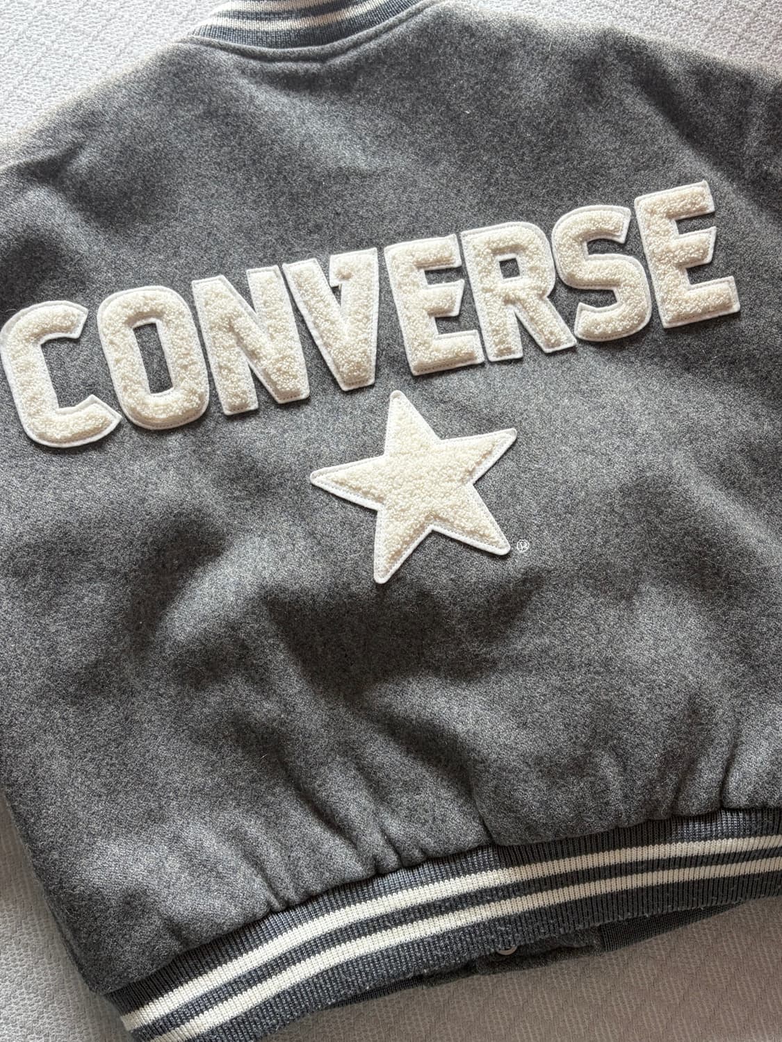 컨버스 크롭 바시티자켓 상품이미지1