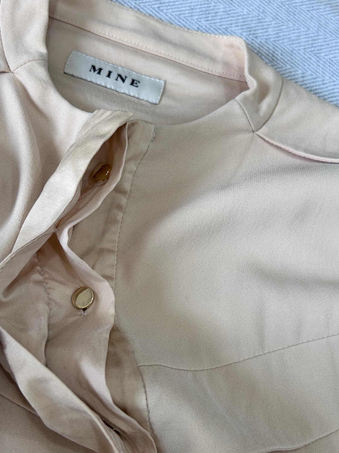 한섬 마인 MINE 실크 블라우스 금장단추 M 상품이미지8