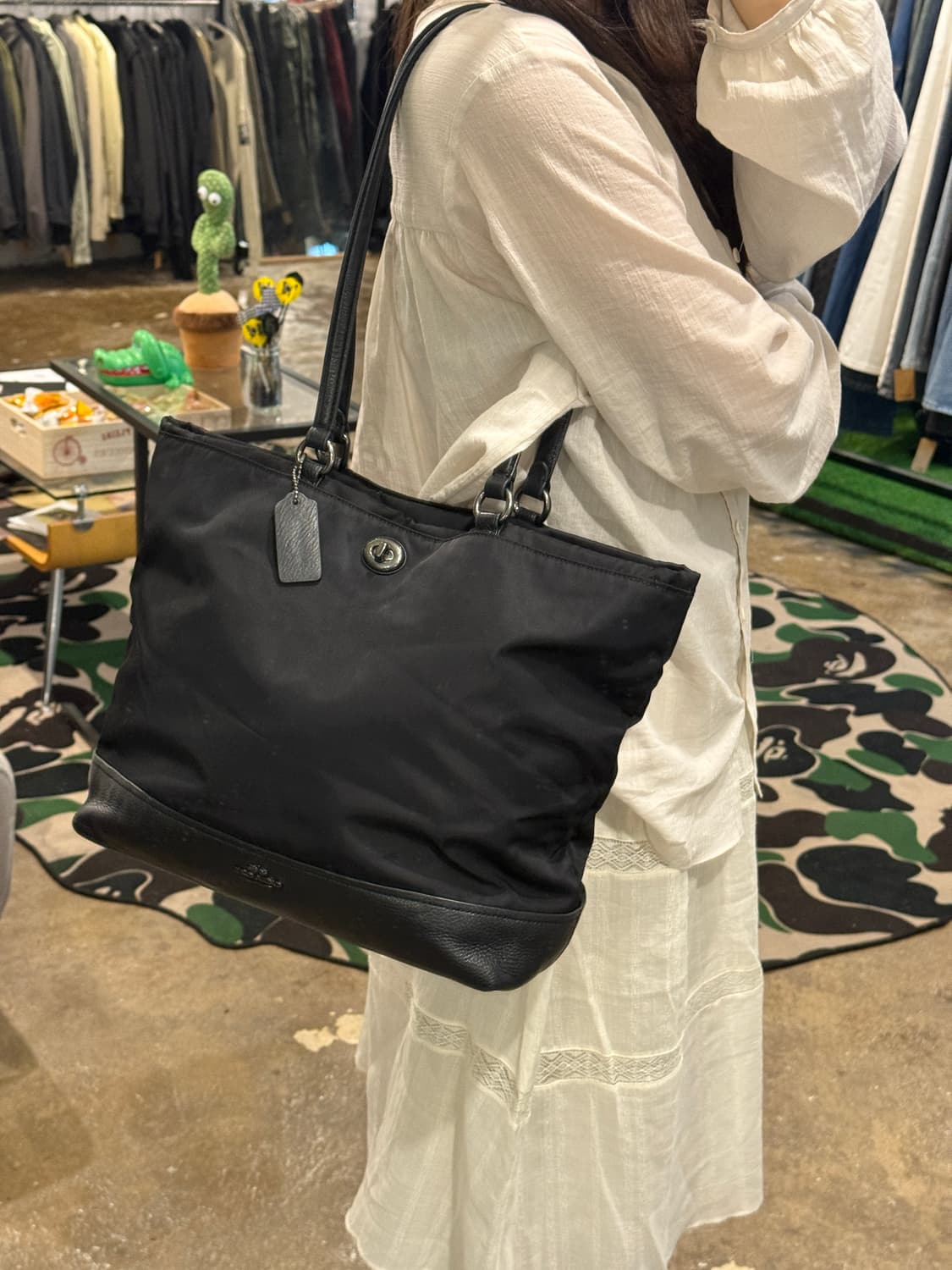 코치 나일론 턴락 숄더백 상품이미지1