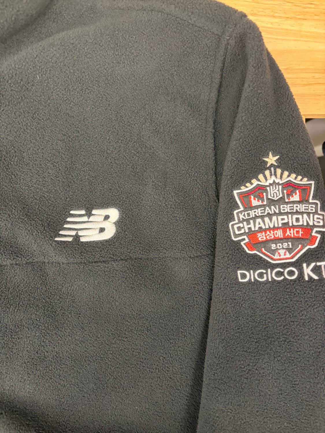 [110] KT위즈 x 뉴발란스 플리스 후리스 블랙 상품이미지2