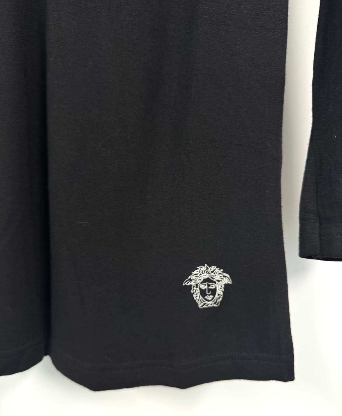 VERSACE JEANS COUTURE 베르사체 메두사 블랙 브이넥 티셔 상품이미지4