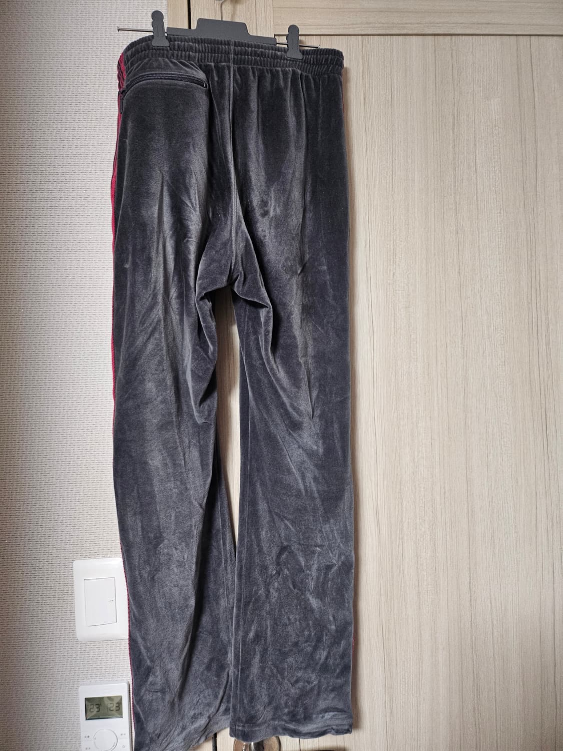 니들스 벨루어 트랙팬츠 차콜 상품이미지2