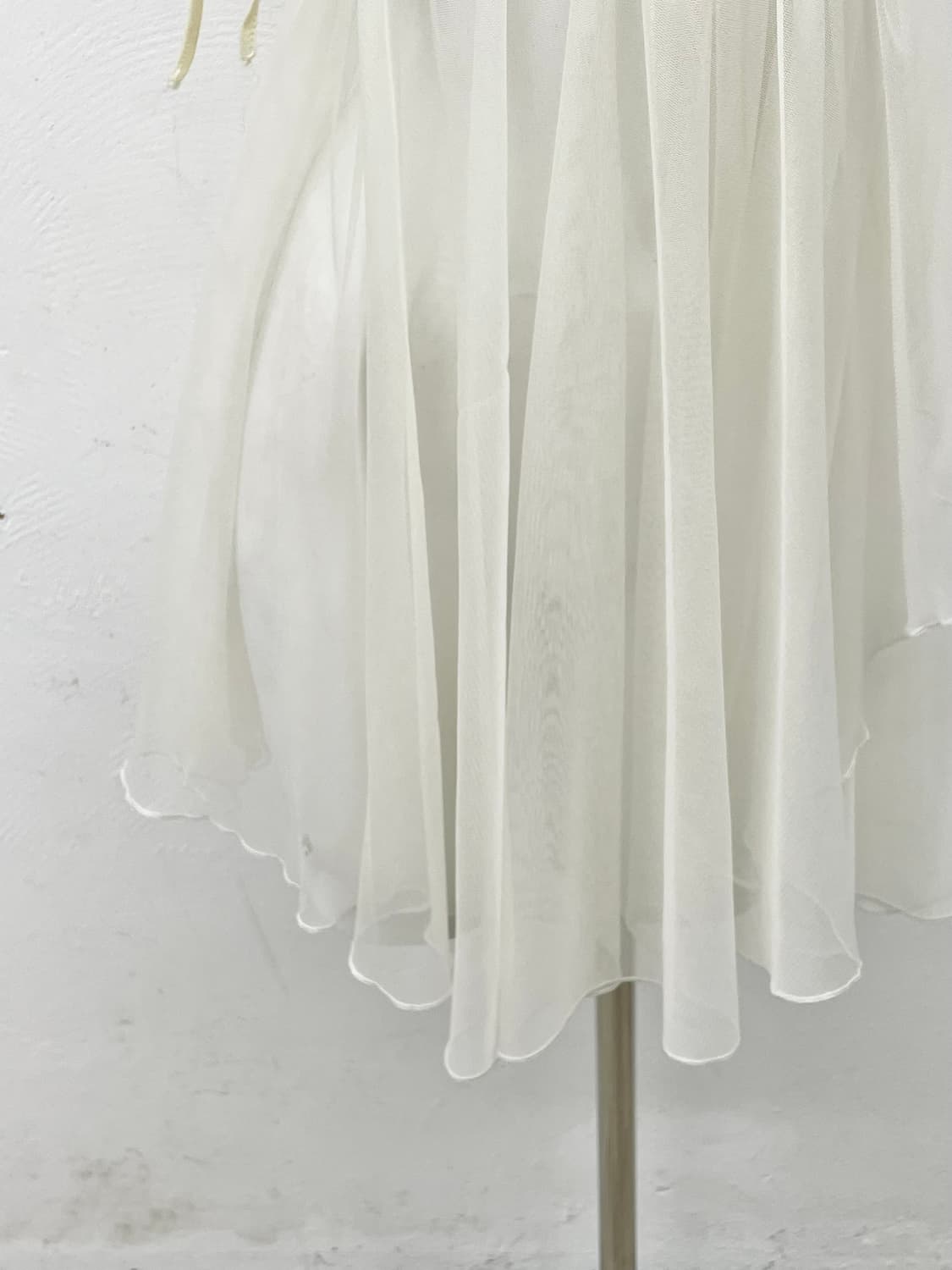 화이트 언발 시어 슬립 상품이미지3