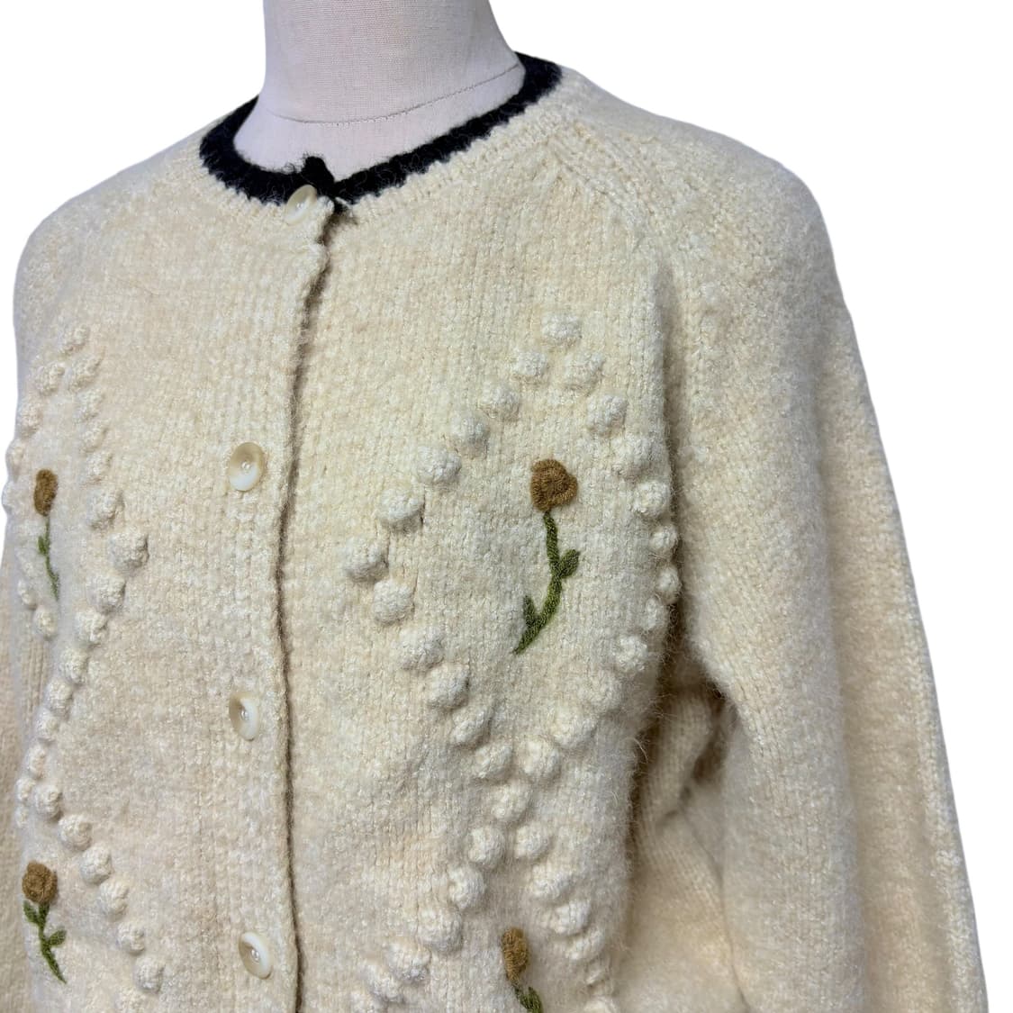 3796 베이지 꽃자수 폼폼 니트가디건 상품이미지2