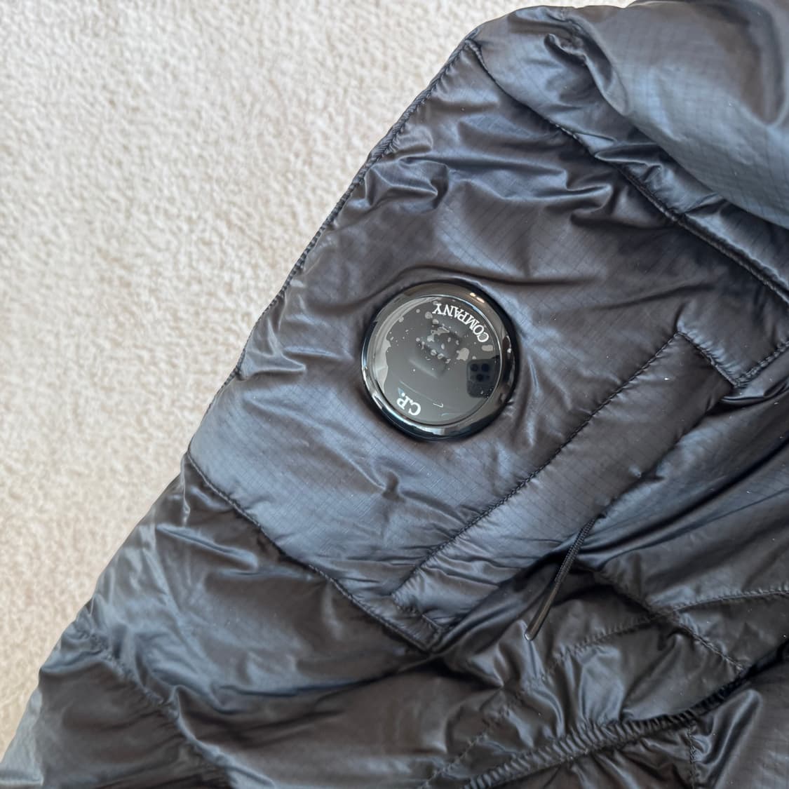 cp컴퍼니 dd쉘 패딩 블랙 25fw 새제품 판매 상품이미지2