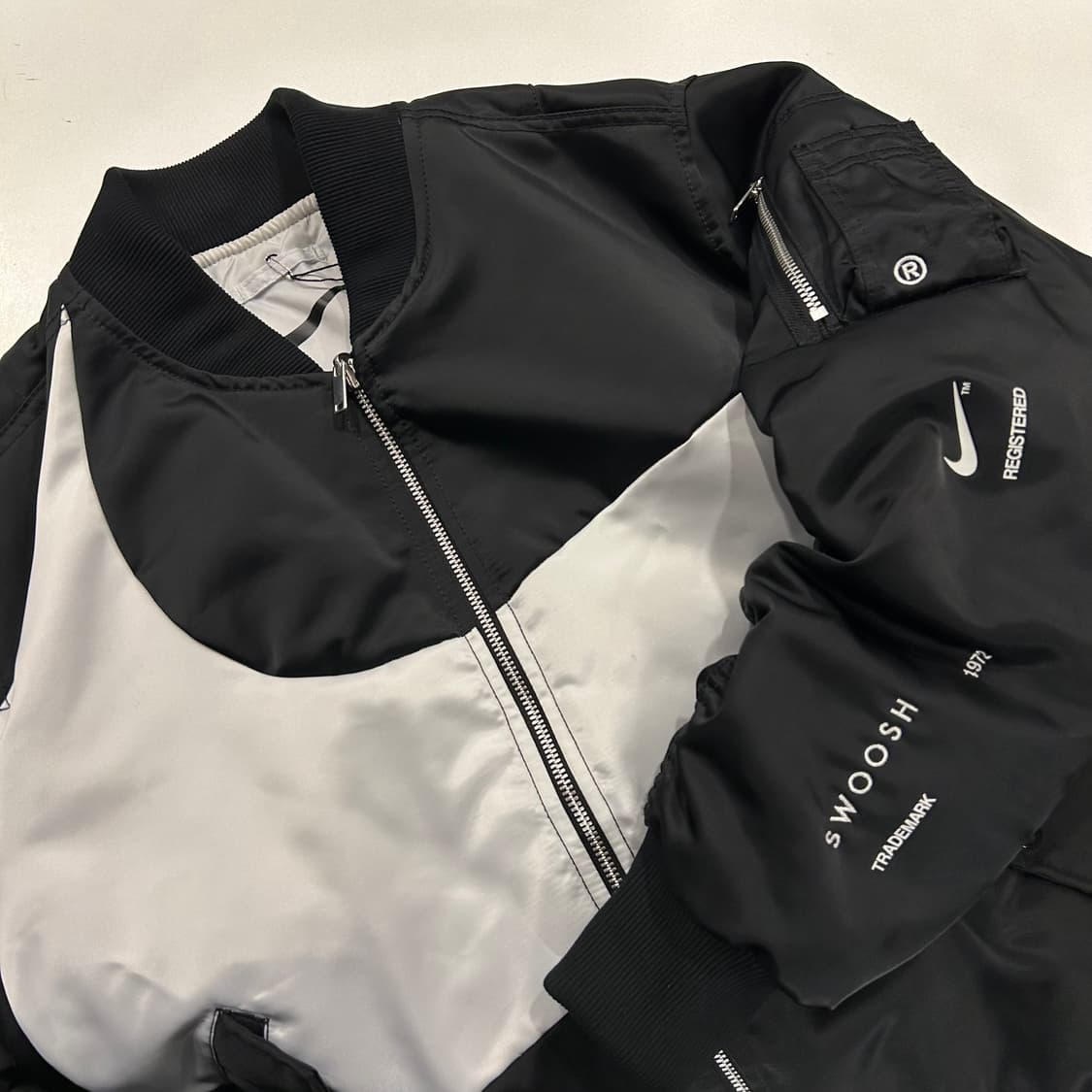 [XL] 나이키 써마핏 스우시 블랙/화이트 봄버 자켓 상품이미지5