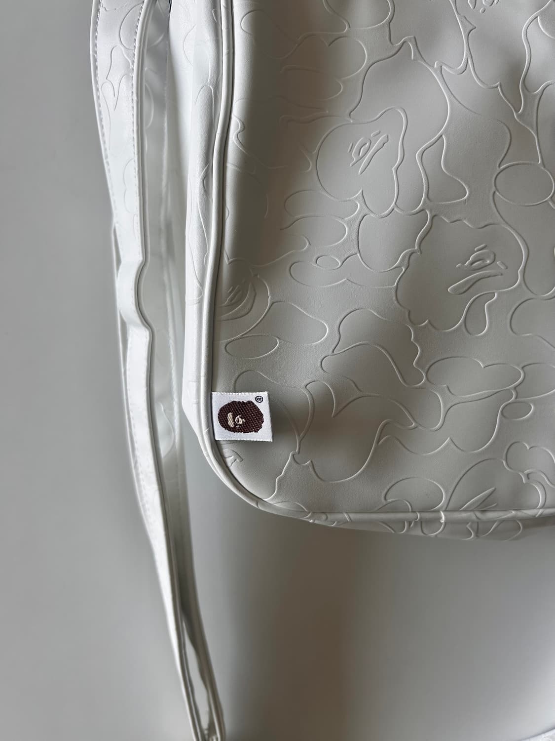 베이프 X 아디다스 숄더백 상품이미지4