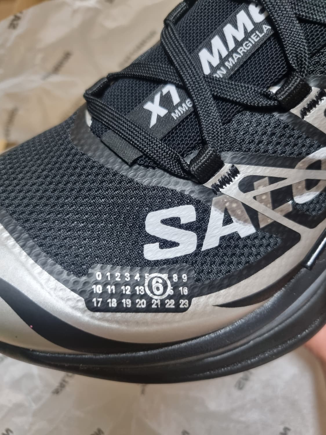 살로몬 x MM6 메종 마르지엘라 XT-MM6 블랙 Ftw 실버
235 상품이미지6
